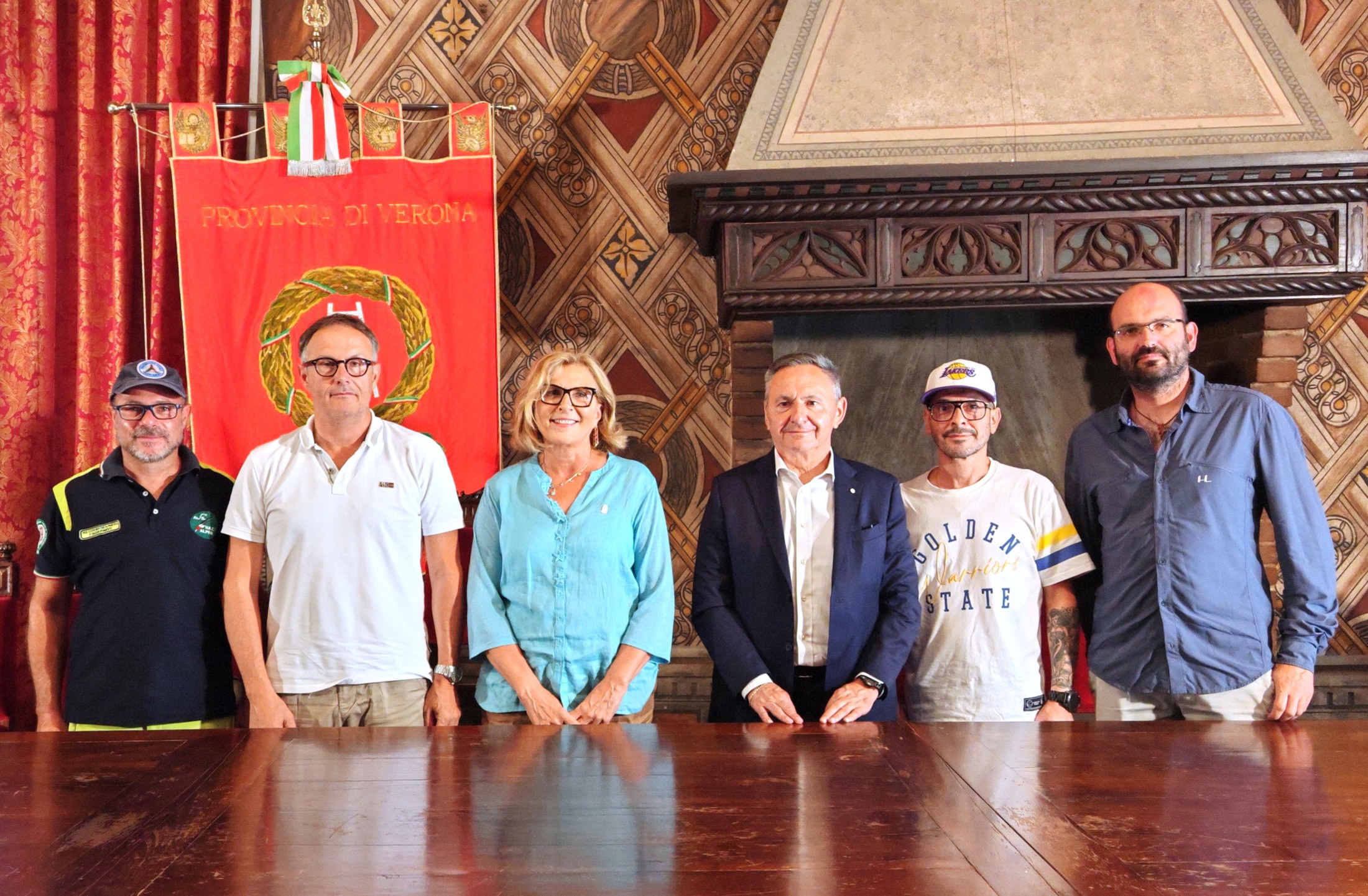 Volontari, corde e carrucole per pulire la grotta di Gaibana